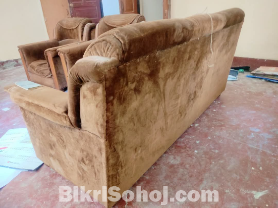 পুরাতন সোফা